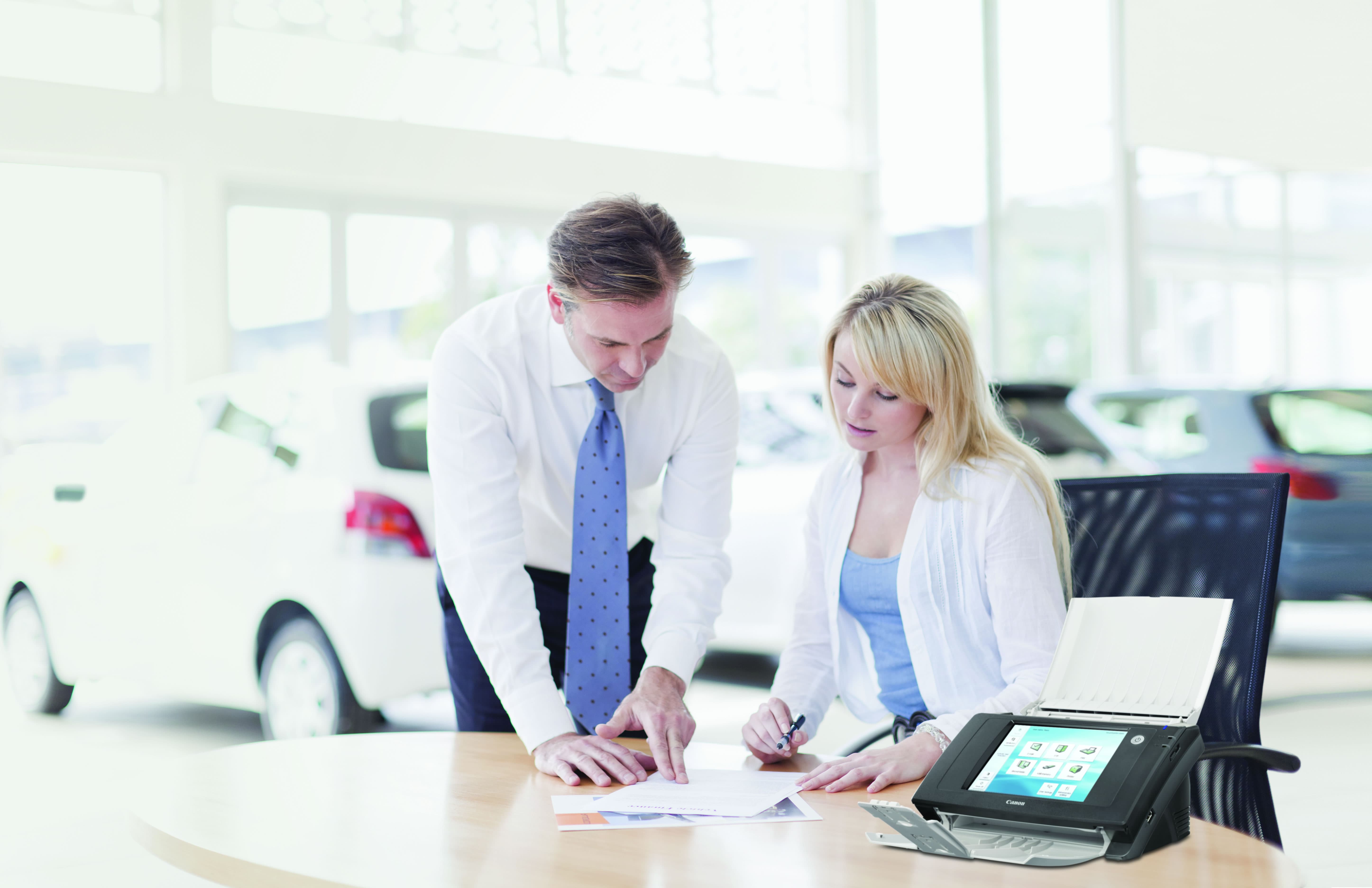 Car_dealership_ScanFront_-min dos personas en una empresa